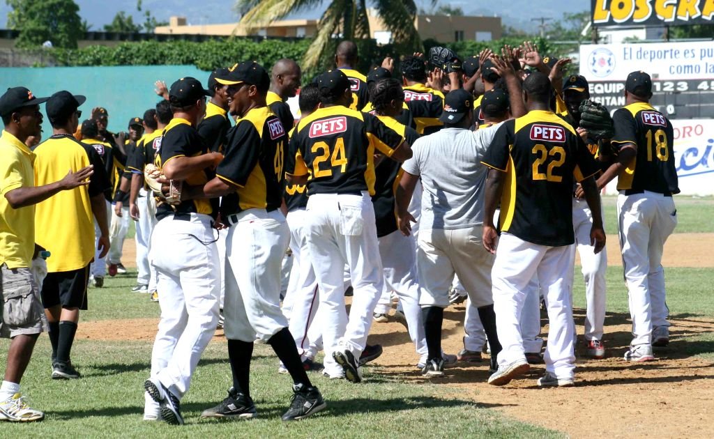 Jugadores dirigentes y fanáticos de los Granjeros celebran su pase a la final